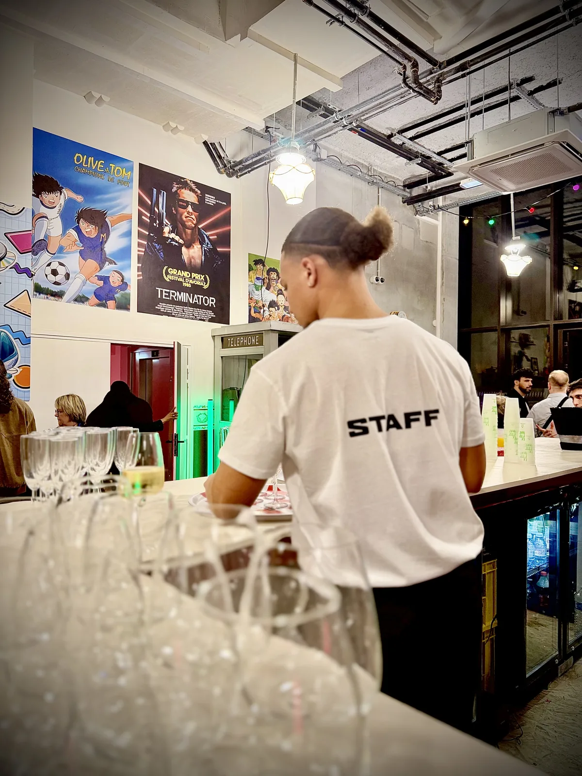 Le bar — verres et équipe en service (STAFF)