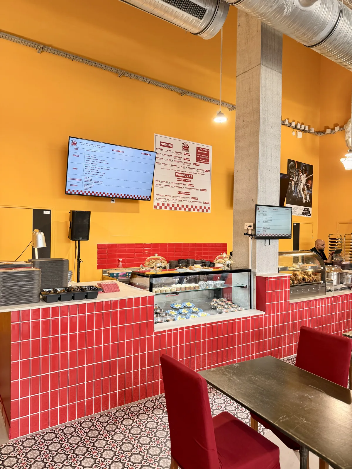 Comptoir jaune et rouge — menus, vitrines et formules