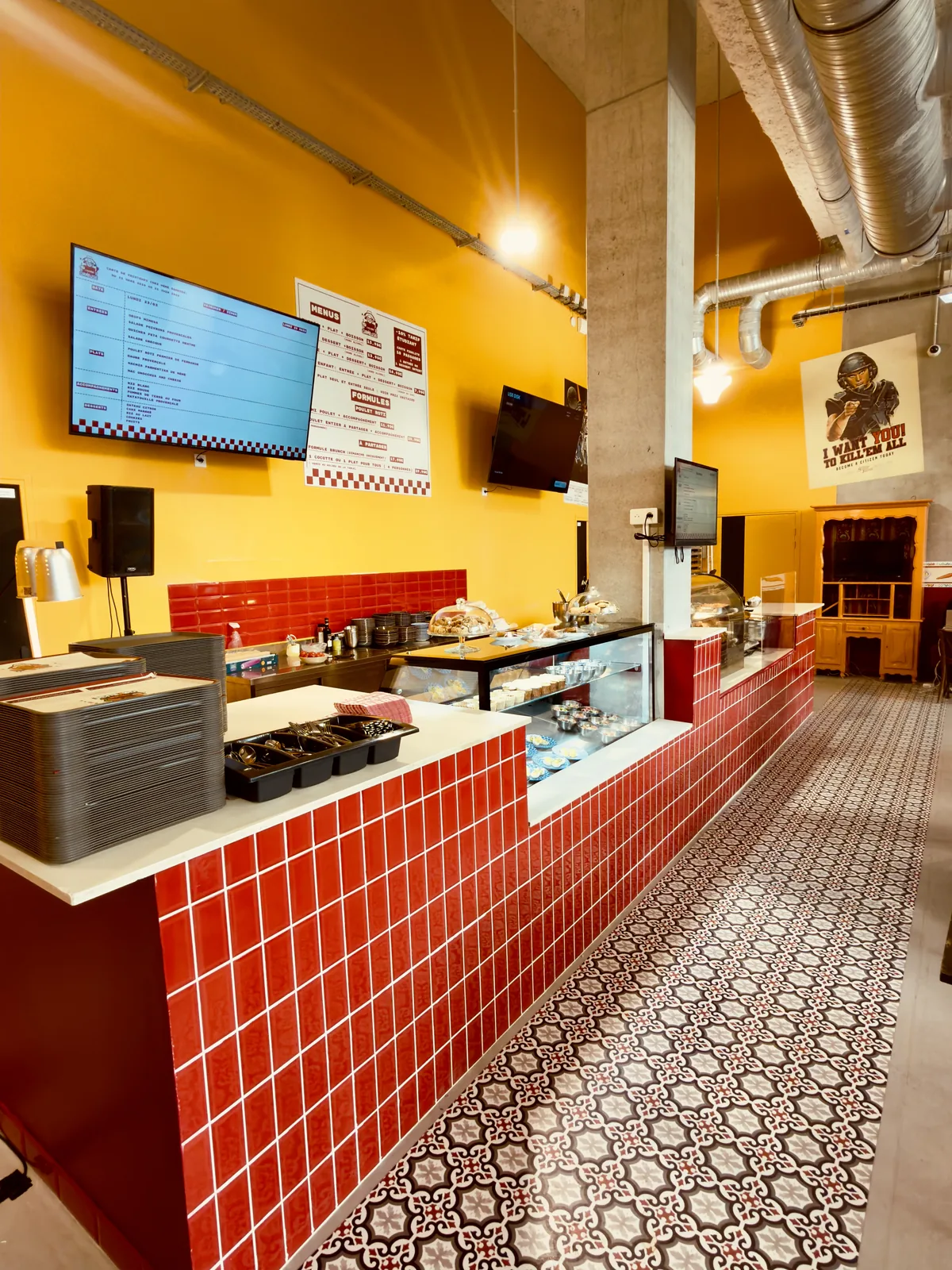 Vue large du comptoir, carrelage rouge et salle